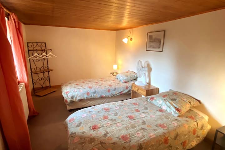 غرفة نوم بسريرين مزدوجين