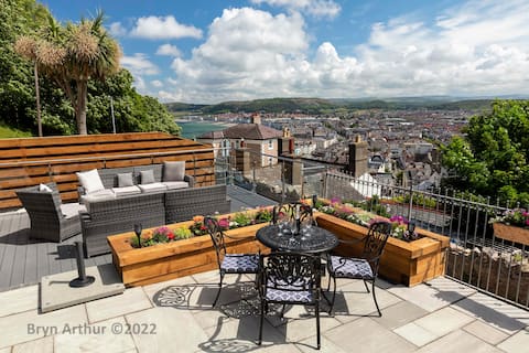 Stunning home in Llandudno with views Bryn Arthur