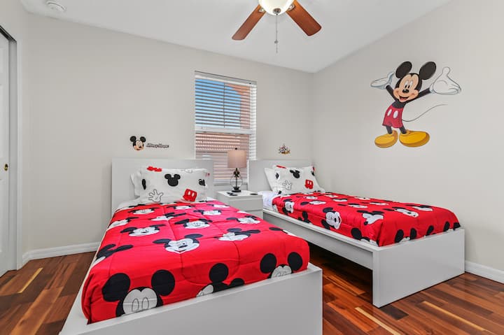 La suite Mickey au deuxième étage dispose d'un grand lit King Size, d'une télévision CONNECTÉE,