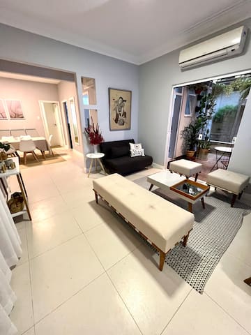 Quadra praia Ipanema, charme c/pátio (102)