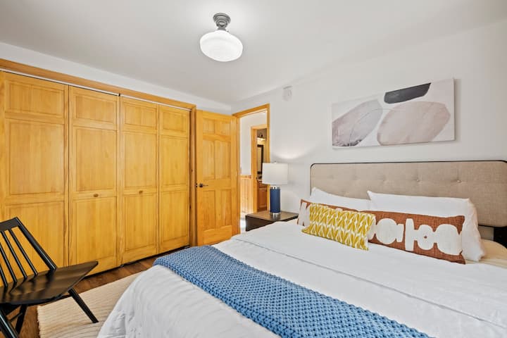 "Furahia usingizi wa usiku wenye utulivu katika chumba kingine cha kulala cha ghorofa kuu chenye starehe, kamili na vistawishi vyote unavyohitaji kwa ajili ya likizo ya kupumzika. 