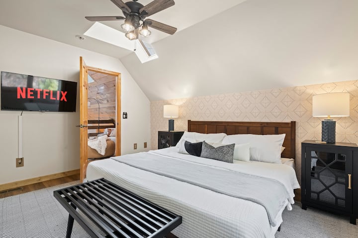 Chumba cha kulala kilichobuniwa hivi karibuni, kizuri. Furahia tukio bora la mapumziko ukiwa na bafu kamili na televisheni kwa ajili ya mahitaji yako yote ya burudani.