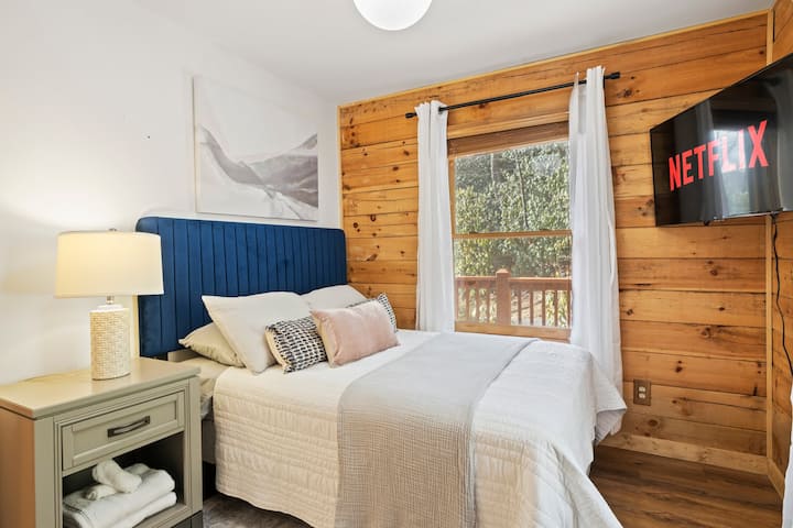 Furahia usingizi wa usiku wenye utulivu katika chumba chetu cha kulala cha ghorofa kuu chenye starehe, ukiwa na vistawishi vyote unavyohitaji kwa ajili ya likizo ya kupumzika. 