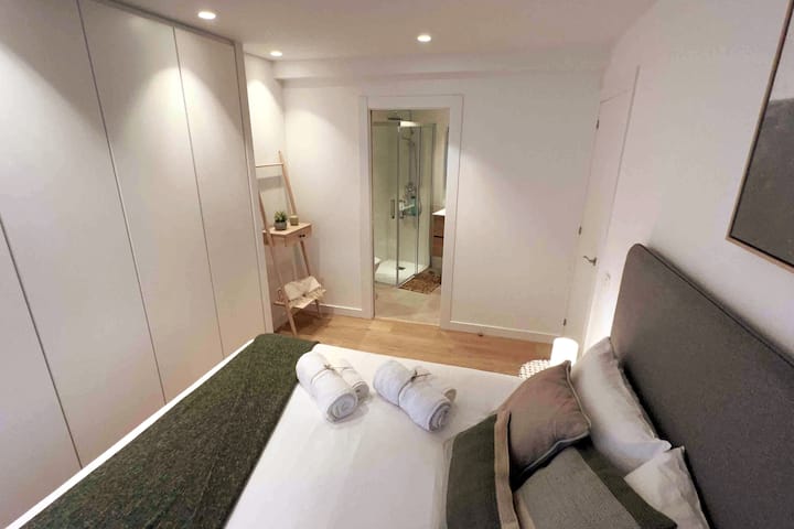 Chumba cha kulala cha Master Kitanda cha 
watu wawili 150щ90