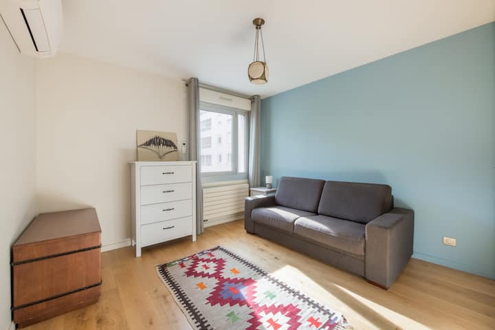 غرفة نوم مع أريكة قابلة للتحويل إلى سرير مزدوج