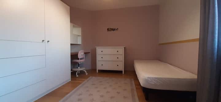 غرفة نوم مفردة مع مكتب