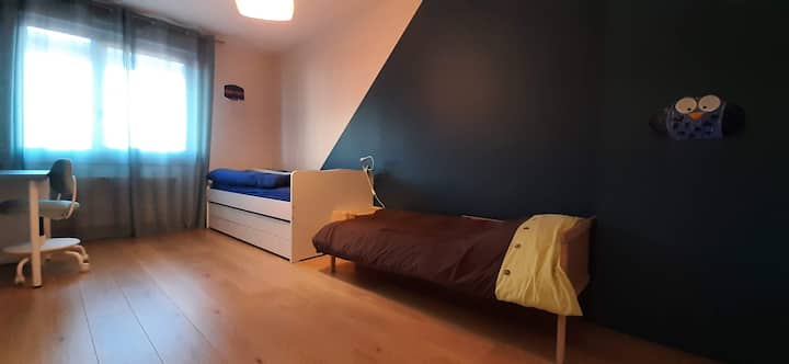 غرفة بسريرين مفردين (درج) + سرير أطفال واحد (160 سم) ومكتب