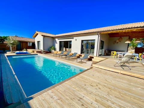 Spacious villa with heated swimming pool at the beach