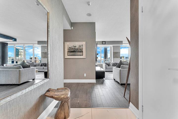 Luxury 2BR w/King Bed /Parking /82″ TV / CN Tower gallery image 4