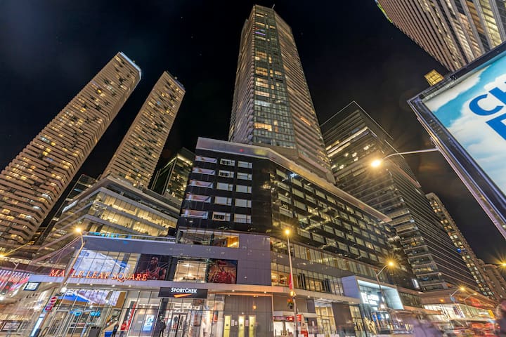Luxury 2BR w/King Bed /Parking /82″ TV / CN Tower gallery image 2
