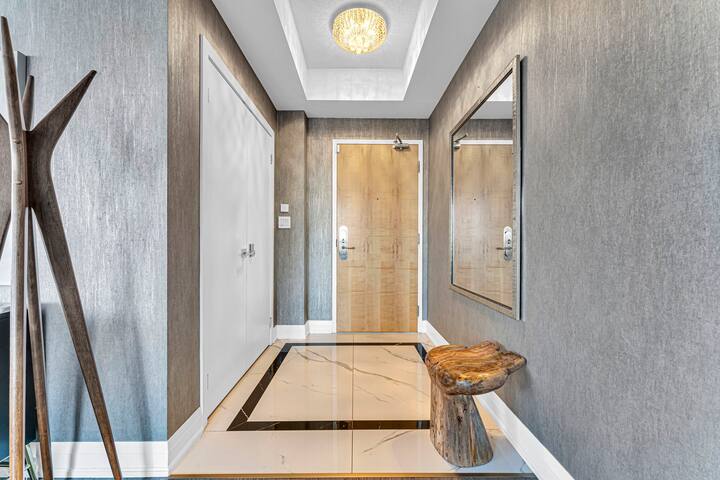 Luxury 2BR w/King Bed /Parking /82″ TV / CN Tower gallery image 5