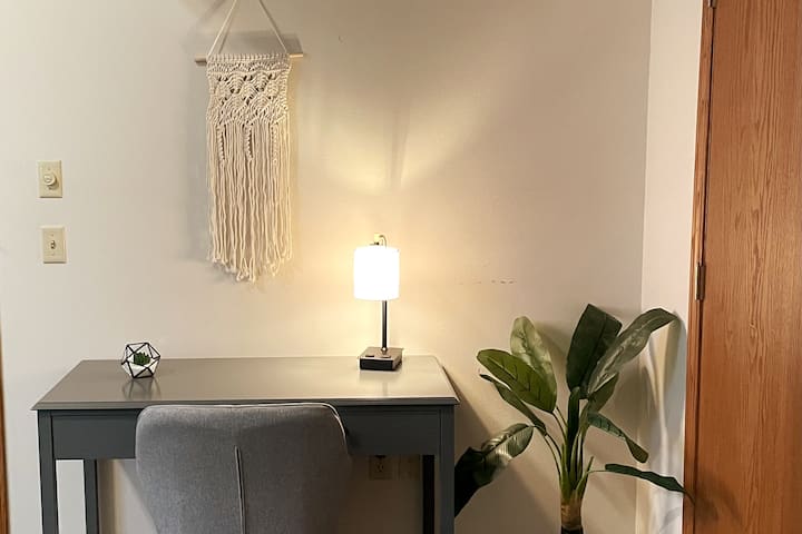 เวิร์คสเตชันตั้งอยู่ในห้องนอนใหญ่ระดับหลัก