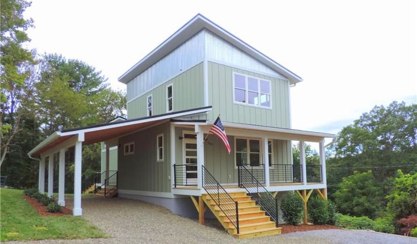 *4 miles to Downtown Asheville *2 Kings* Hot Tub* gallery image 2