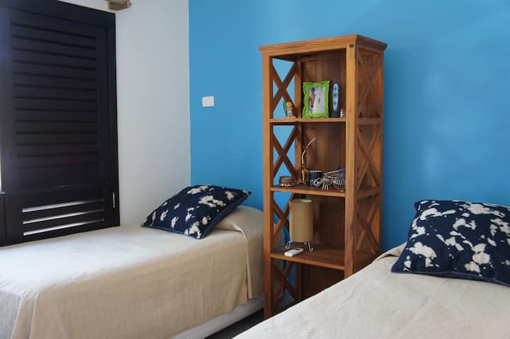 Dhomë blu Mediterraneo me 3 dhoma teke