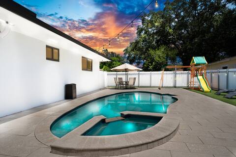 Family Fun  6BR Miami Game Room Pool Basketball