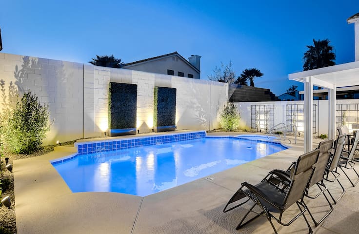Gorgeous! Stylish Home in Vegas with Pool !:22)