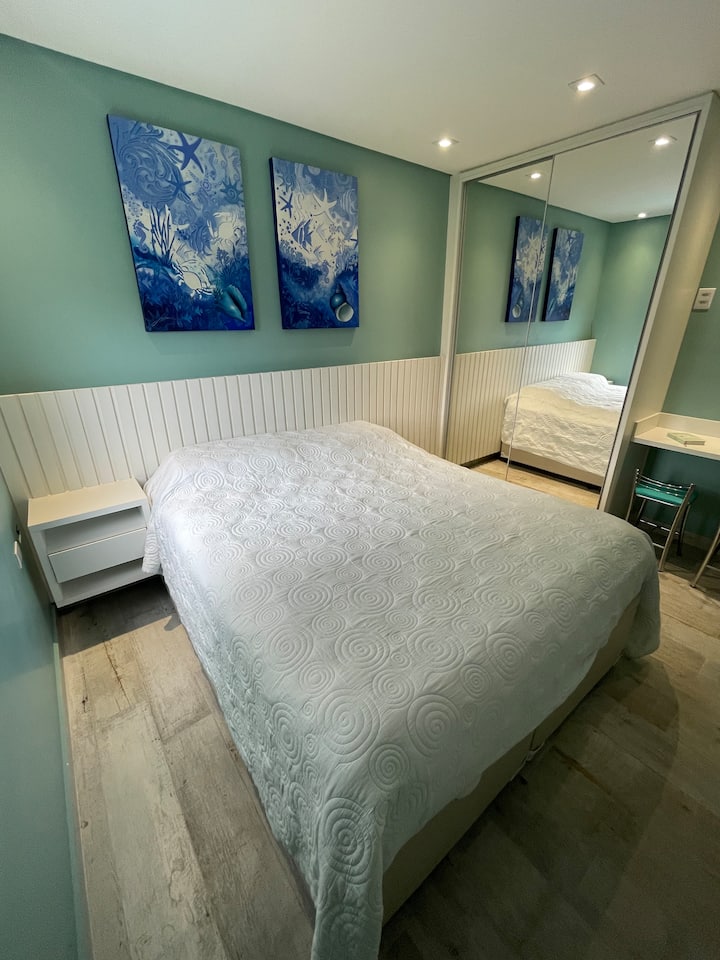 Suite 1 Wanandoa. Mazingira ya starehe na ya kukaribisha yenye kabati lililojengwa ndani lenye kioo pana