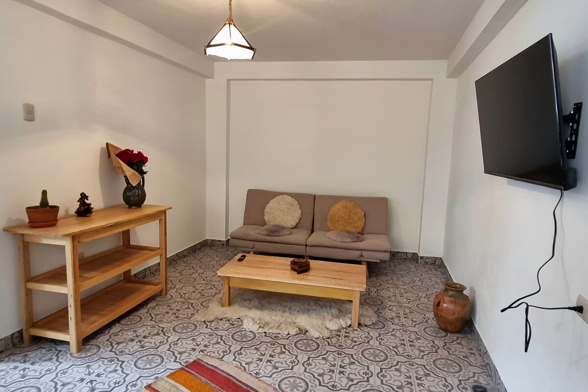 Sebule maridadi, skrini ya inchi 42 na mdhibiti, google, netflix, youtube, meza ya kahawa, samani za rustic peruvian.