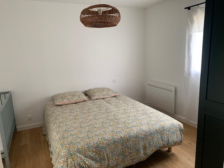 Chambre 1 
Lit double 160 + Lit Bébé