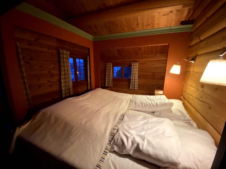 Спална соба со брачен кревет (queen size) на 2 кат