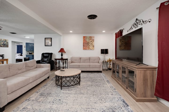 The Crew House! Spacious 4 Rooms, 7 Beds - Amarillo, TX