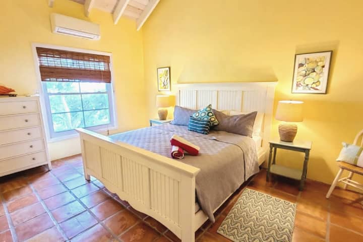 Dormitorio tamaño king para huéspedes con baño completo adjunto