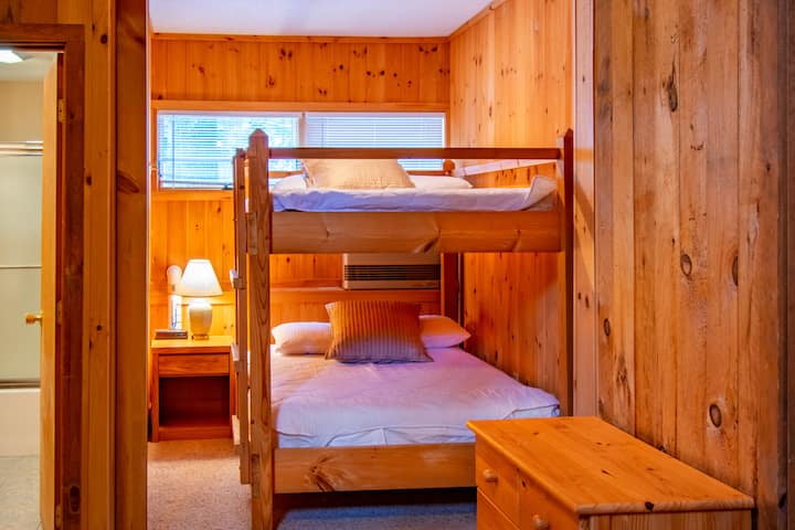 Žemesnio lygio bendra erdvė pilna/pilna dviaukštė lova.