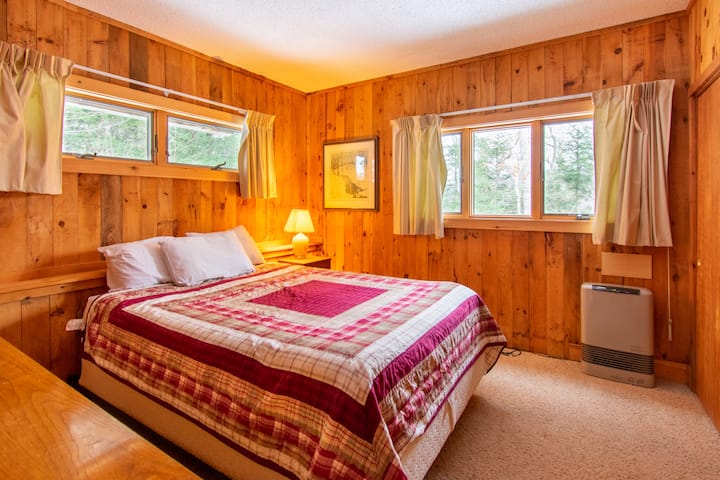 Žemesnio aukšto dvivietis miegamasis. 