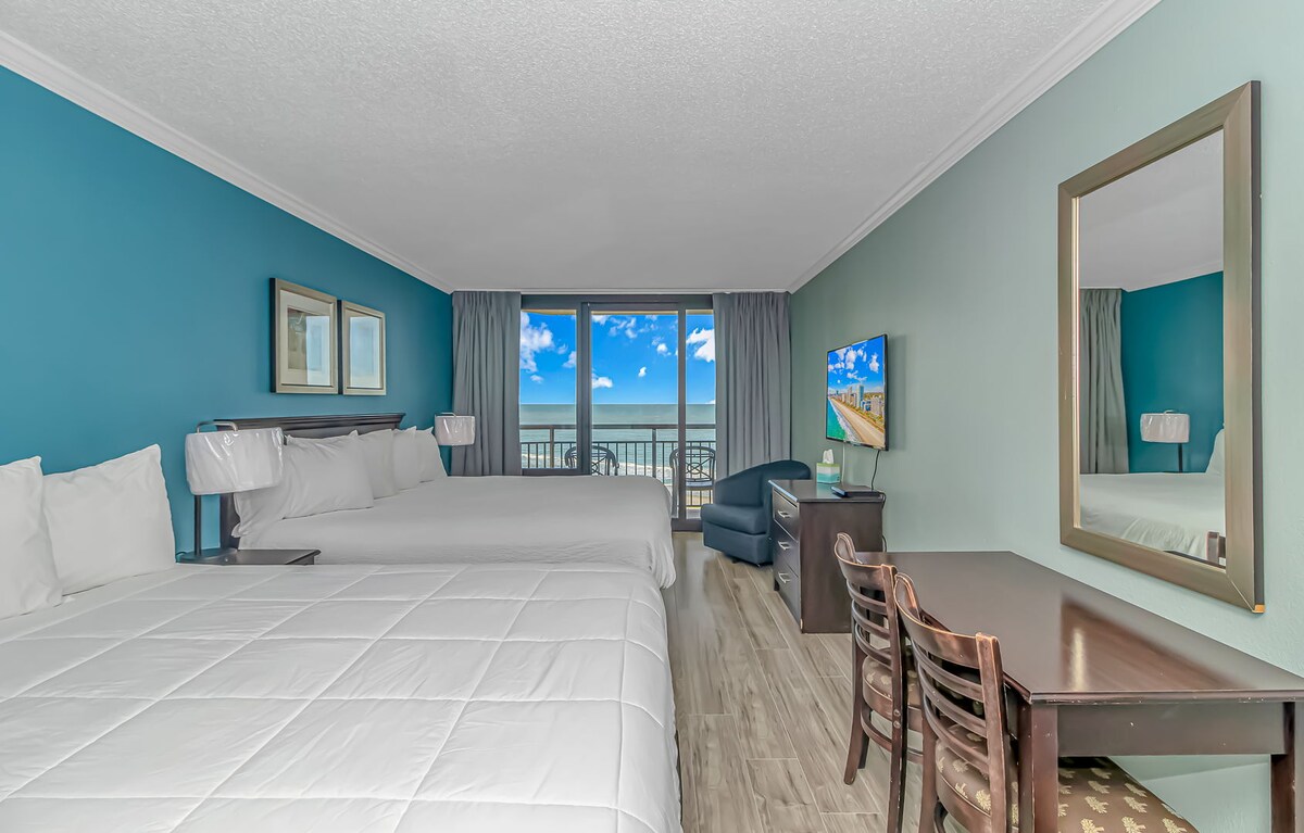 Vitanda viwili vya starehe, King na Queen, vyenye mandhari ya moja kwa moja ya ufukweni, amka uone jua likichomoza juu ya Atlantiki.