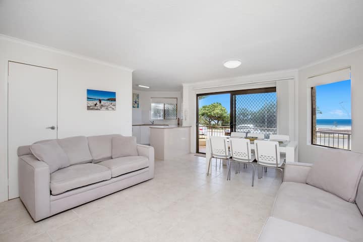 Absolute Beachfront Apartment. - Coolangatta