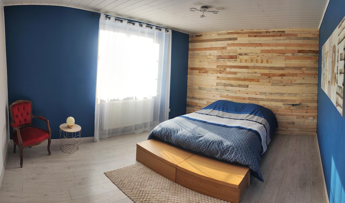 חדר שינה ראשי גדול עם מיטת קווין סייז.