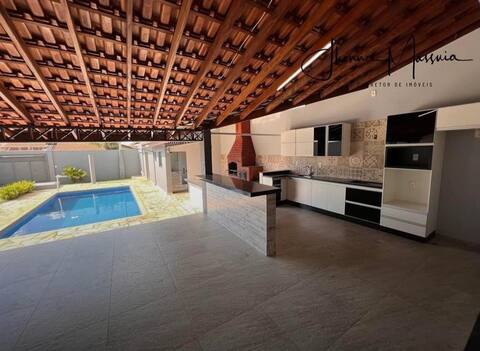 Leisure house with pool and barbecue area