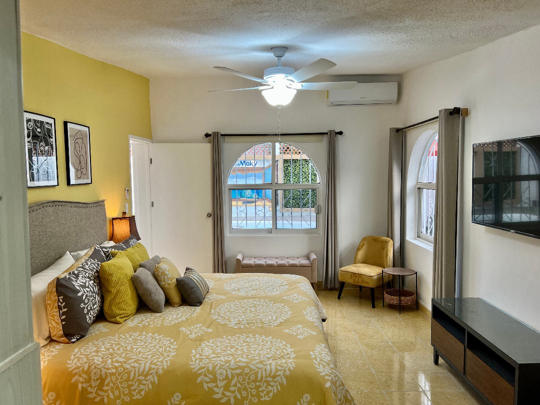 卧室配备特大双人床和泳池景观