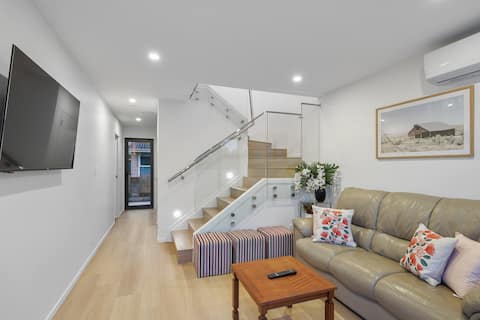 Ventura Heights Townhouse with Parking and Patio