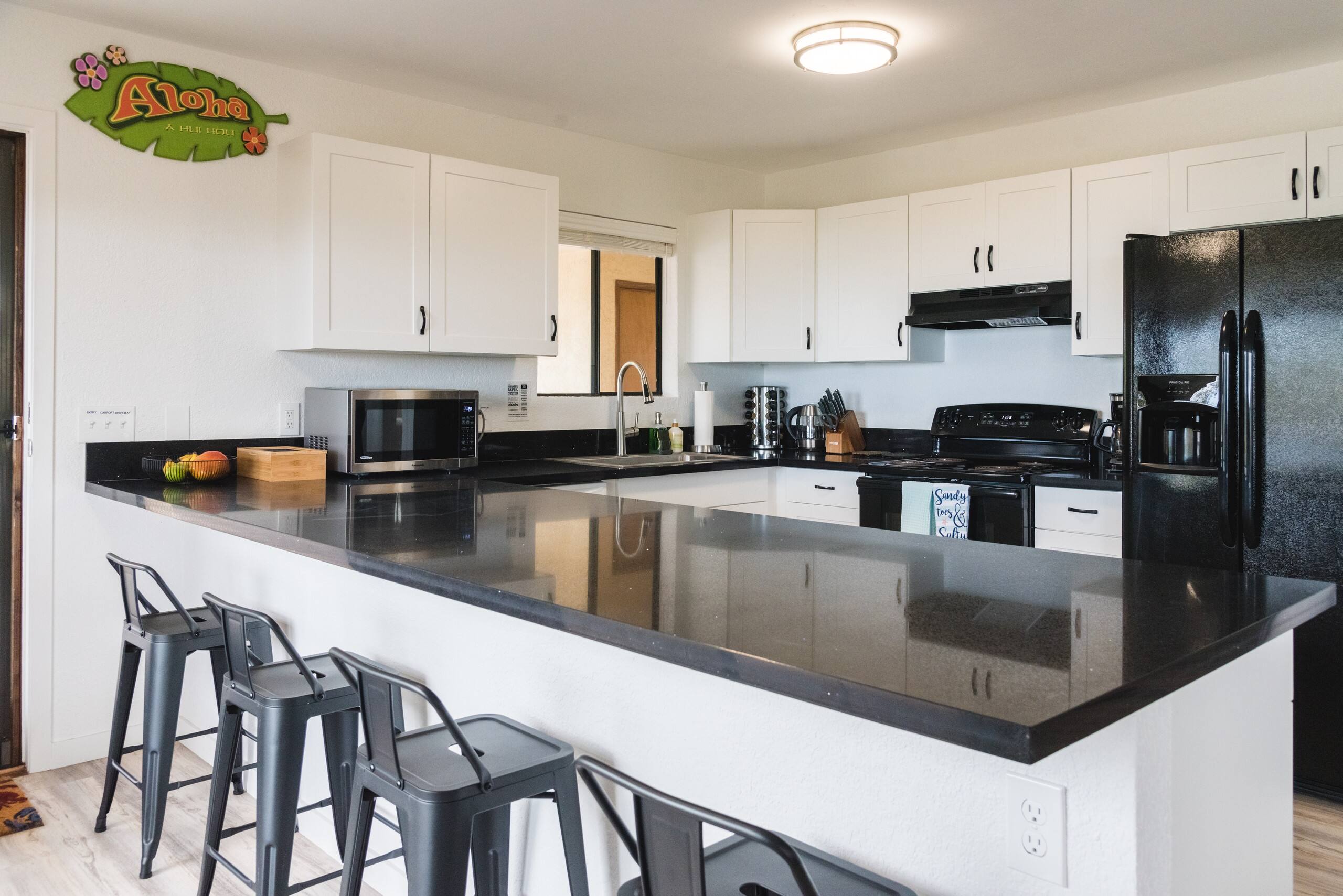 Home in Kailua-Kona · ★5.0 · 2 bedrooms · 2 beds · 1 bath - Image 9