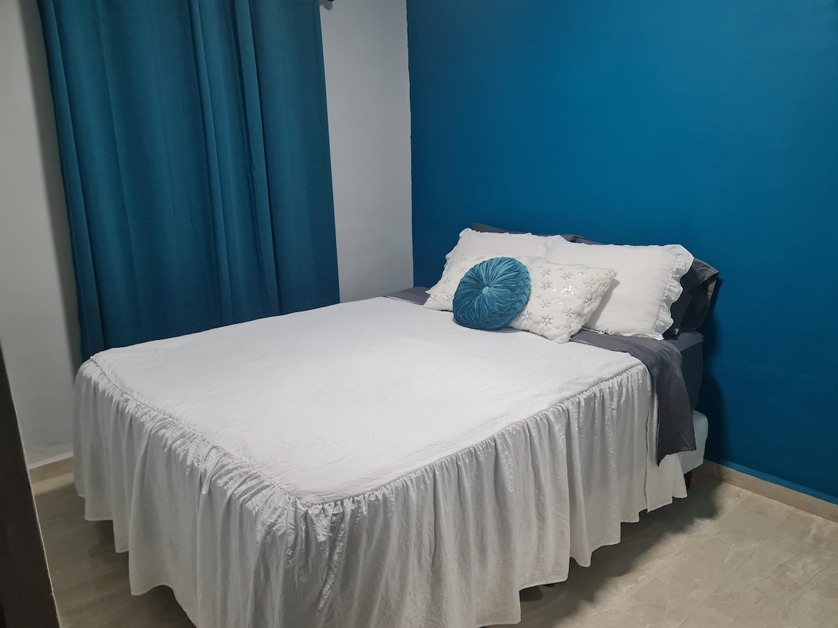 Საძინებელი ორი სტუმრისთვის, ორადგილიანი საწოლი.
საშუალო კარადა, კონდიციონერი.