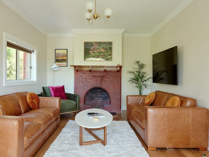 Comfort In The Heart Of Sandy Bay - Hobart