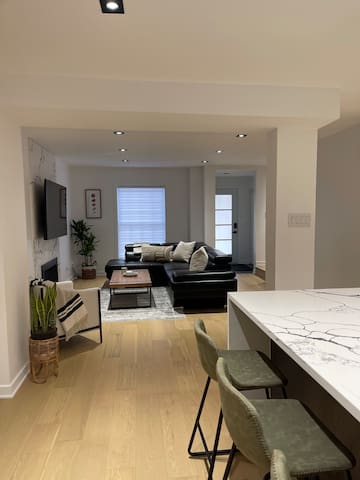 Luxury modern Home for 10+ with Hot Tub!