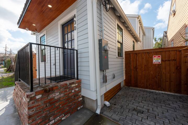 Spacious 5 BR 3.5 bath w private backyard gallery image 5