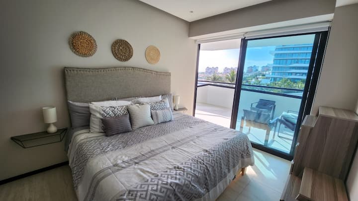 主卧： 1张加大双人床，楼下有2张单人床，两侧各有一张。 适合完美的家庭入住