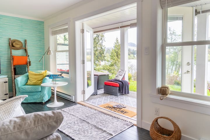 Lakefront Retreat Suite - Langford
