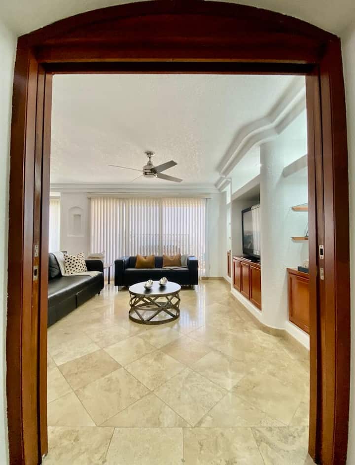 Porte scorrevoli che collegano il soggiorno alla camera da letto principale.
