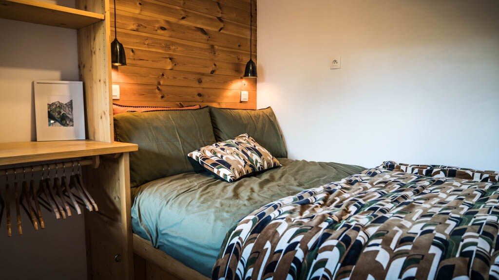 Accogliente letto matrimoniale in camera da letto separata. Materassi in memory foam e cuscini ergonomici per notti di alta qualità.