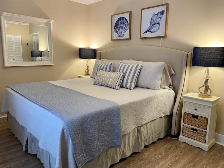 מיטת קינג סייז מפוארת בחדר השינה הראשי המרווח
