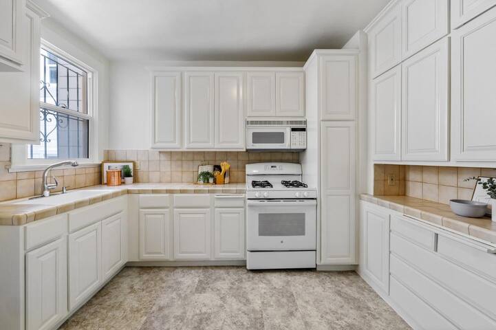 Spacious Sunny Safe 2br@Noe Valley w/ yard gallery image 4