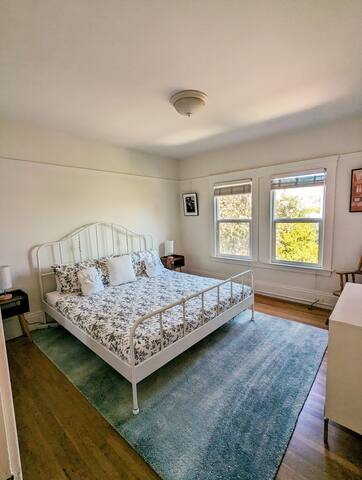 Spacious Sunny Safe 2br@Noe Valley w/ yard gallery image 3