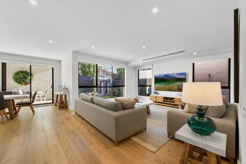 Popular Airbnb listing: Sunburst House Dromana in Dromana