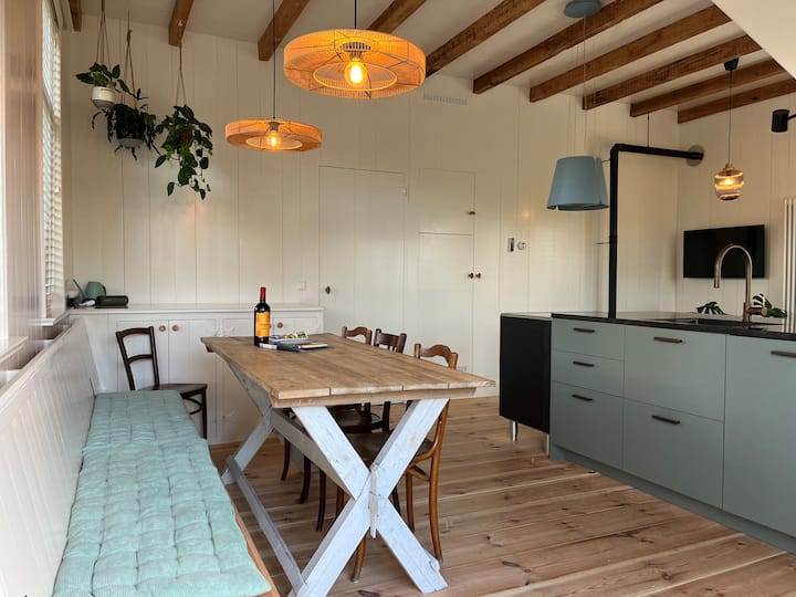 Rina's House, authentic wooden guest lodge. Houses for Rent in Watergang, NoordHolland