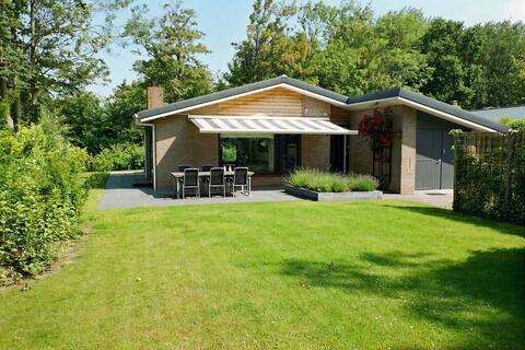 Acththoek 4, quiet location minutes from the beach