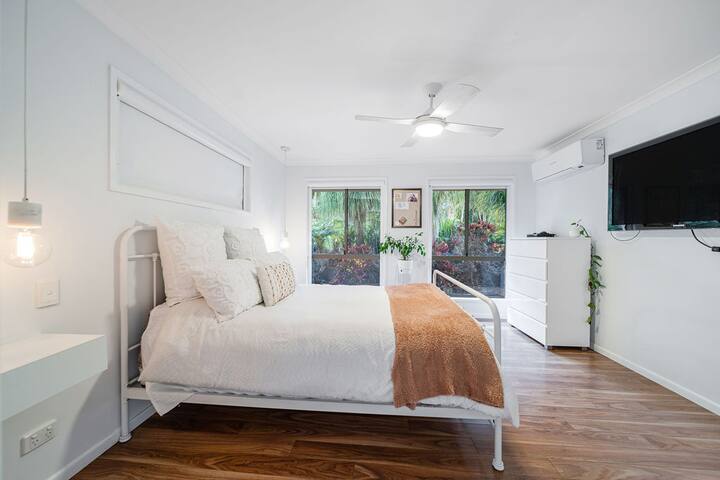 4 Bedroom Home + Pool + Bar! gallery image 2